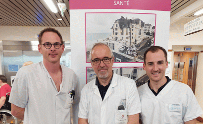 trois medecins en blouses souriants